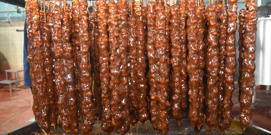 İğne ve ip kullanıyor, tek tek ipe diziyorlar: Yöresel lezzetin hazırlığı kadınlara geçim kaynağı oluyor 5